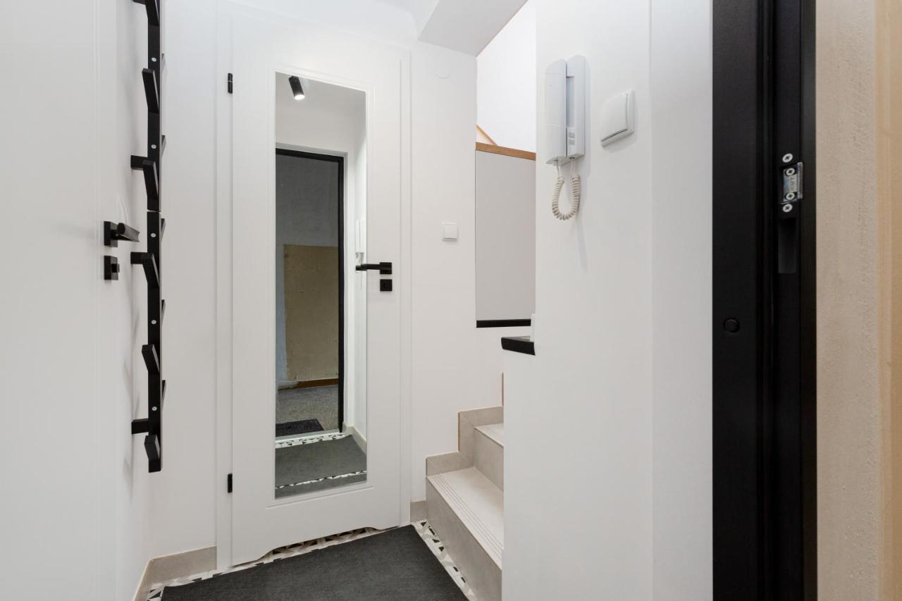 City Center Mezzanine Studio Chmielna By Noclegi Renters ワルシャワ エクステリア 写真